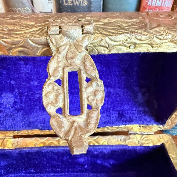 Vintage Brass Floral Repousse Domed Footed Treasure Chest Box lock & Key - Picture 9 of 17